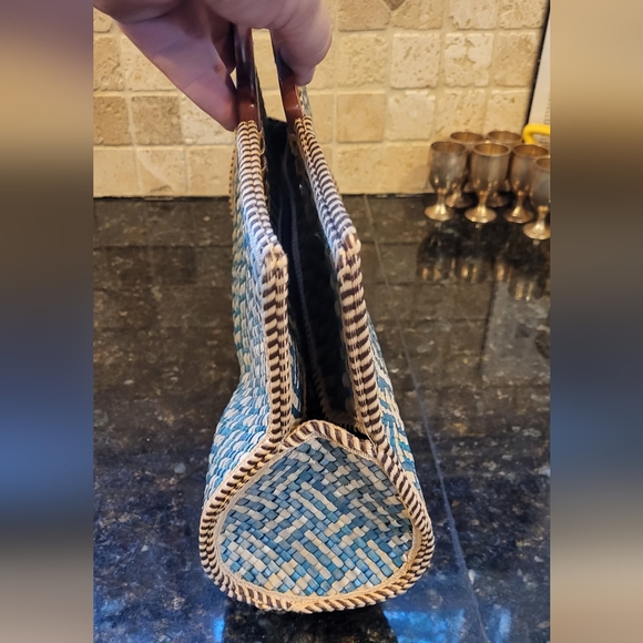 Vintage Mid Century Blue and Cream Straw Woven Handbag w/ Wooden Handles - Picture 7 of 12
